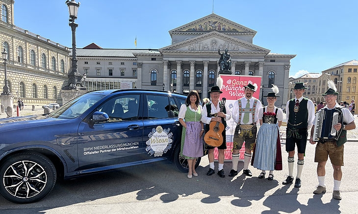 WirtshausWiesn-Pressesprecherin Annette Baronikians (li.)  mit den Musikanten und Tänzern der Pressekonferenz am 16.08.2022 (©Foto: Martin Schmitz)